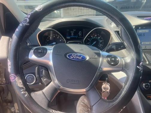 Ruby Red Metallic Tinted Clearcoat 2016 Ford Escape SE