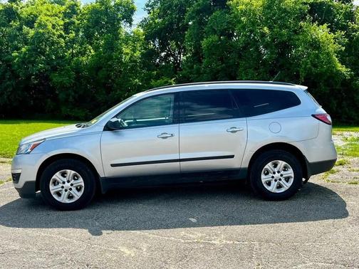 Silver Ice Metallic 2014 Chevrolet Traverse LS