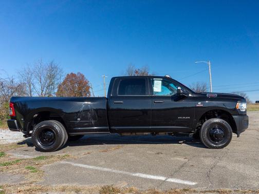 2022 RAM 3500 Tradesman Crew Cab 4x4 8' Box
