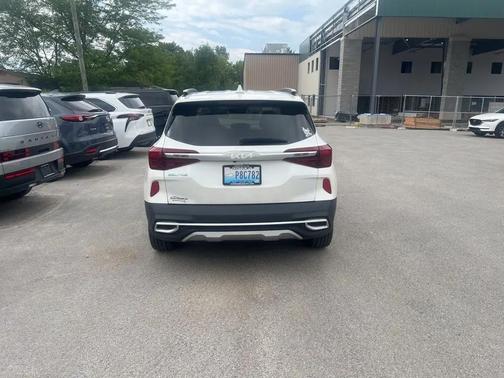 Snow White Pearl 2022 Kia Seltos EX