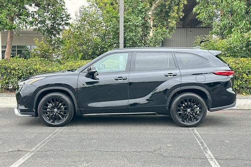 Midnight Black Metallic 2023 Toyota Highlander XSE