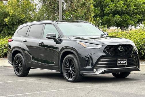 Midnight Black Metallic 2023 Toyota Highlander XSE