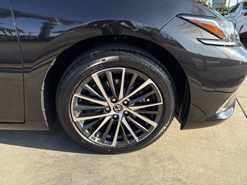 2025 Lexus ES 300h Base