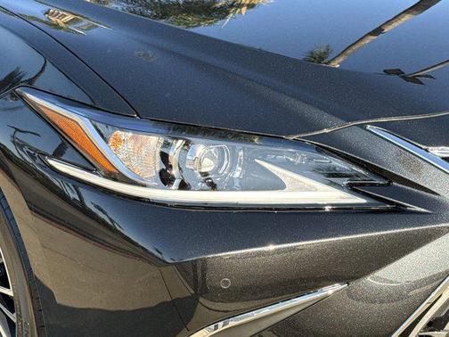 2025 Lexus ES 300h Base