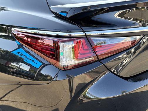 2025 Lexus ES 300h Base