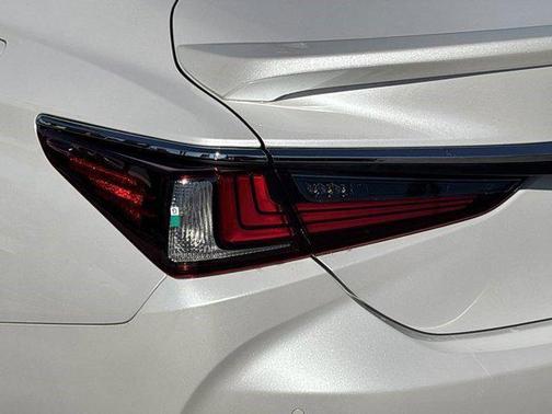 2025 Lexus ES 300h Luxury
