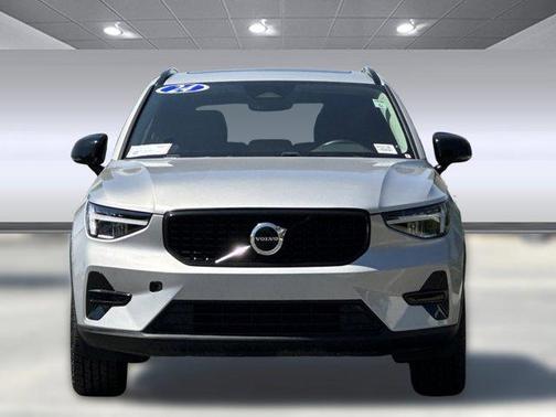 2024 Volvo XC40 B5 Core Dark Theme