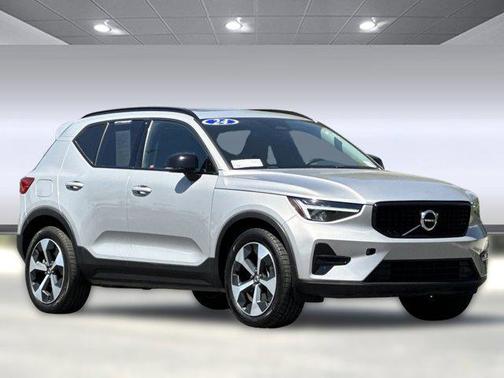 2024 Volvo XC40 B5 Core Dark Theme