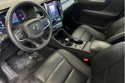 2024 Volvo XC40 B5 Core Dark Theme