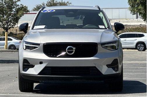 2024 Volvo XC40 B5 Core Dark Theme