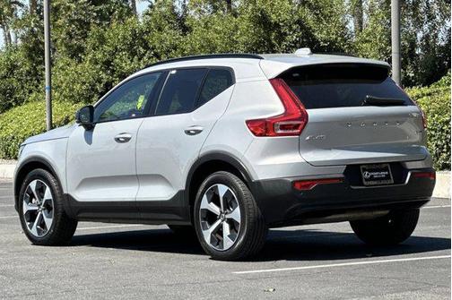 2024 Volvo XC40 B5 Core Dark Theme