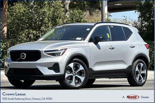 2024 Volvo XC40 B5 Core Dark Theme
