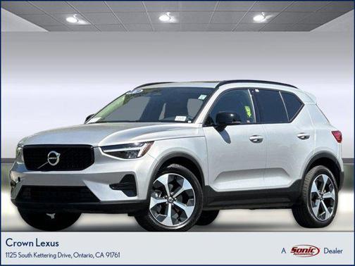 2024 Volvo XC40 B5 Core Dark Theme