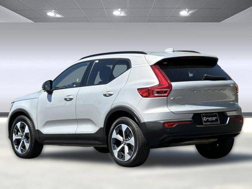2024 Volvo XC40 B5 Core Dark Theme