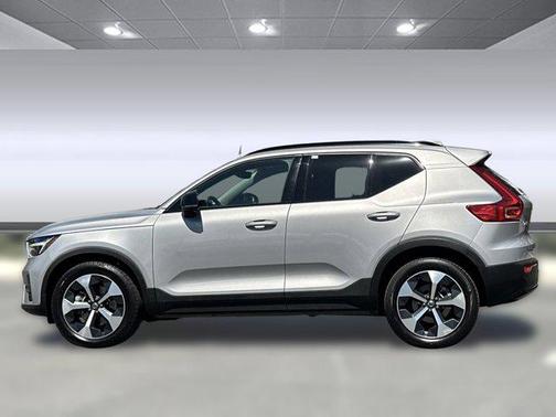 2024 Volvo XC40 B5 Core Dark Theme