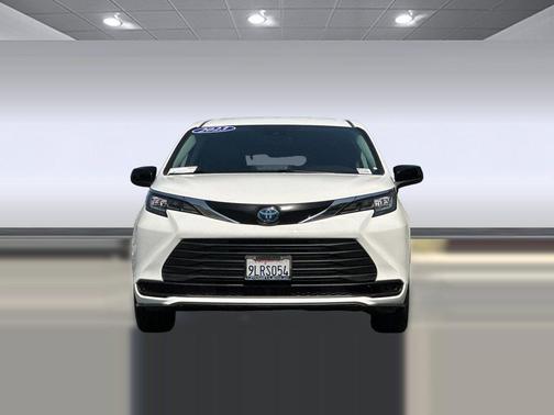 Ice Cap 2023 Toyota Sienna LE