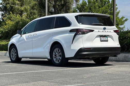Ice Cap 2023 Toyota Sienna LE
