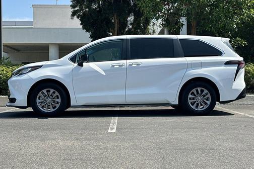 Ice Cap 2023 Toyota Sienna LE