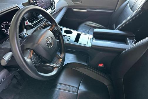 Ice Cap 2023 Toyota Sienna LE