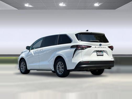Ice Cap 2023 Toyota Sienna LE