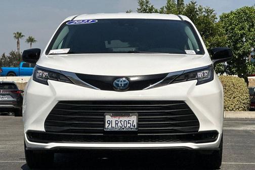 Ice Cap 2023 Toyota Sienna LE
