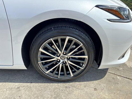 2025 Lexus ES 300h Base