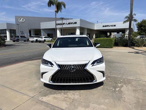 2025 Lexus ES 300h Base