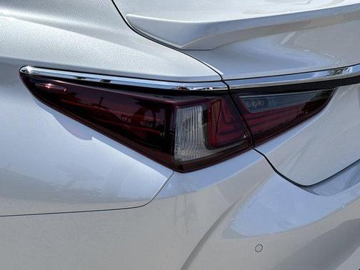 2025 Lexus ES 300h Base
