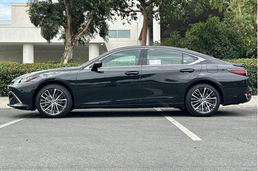 2025 Lexus ES 300h Base