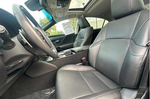 2022 Lexus ES 300h Base