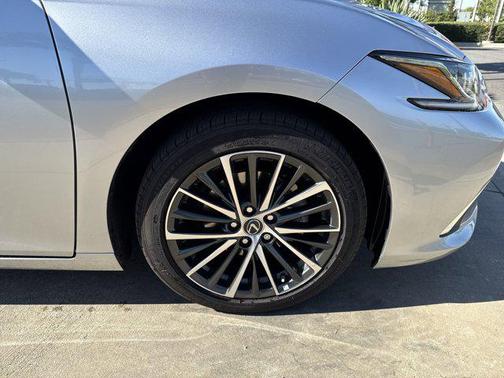 2024 Lexus ES 300h Base