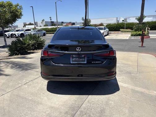 2023 Lexus ES 300h F SPORT Handling
