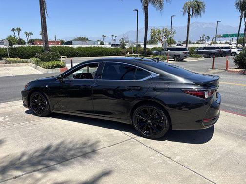 2023 Lexus ES 300h F SPORT Handling