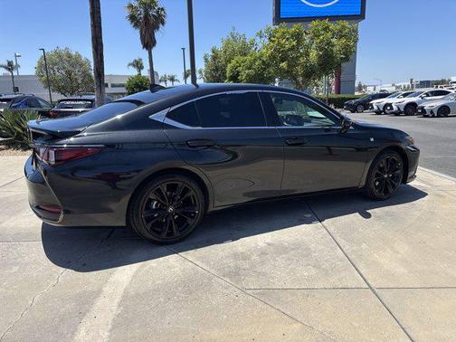 2023 Lexus ES 300h F SPORT Handling