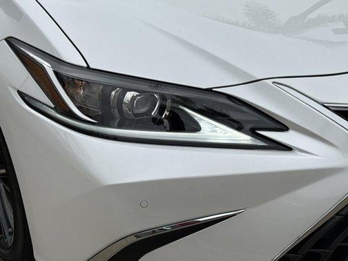 2025 Lexus ES 300h Base