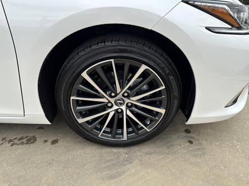 2025 Lexus ES 300h Base