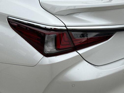 2025 Lexus ES 300h Base