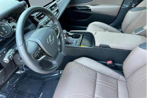 2025 Lexus ES 300h Luxury