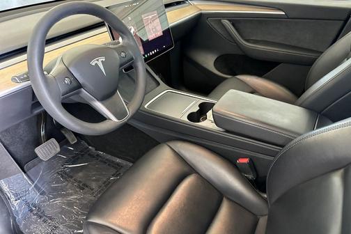 Pearl White Multi-Coat 2023 Tesla Model Y RWD