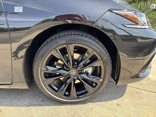 2025 Lexus ES 300h F SPORT Design