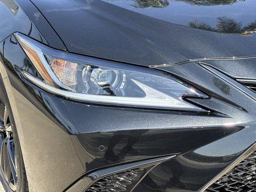 2025 Lexus ES 300h F SPORT Design
