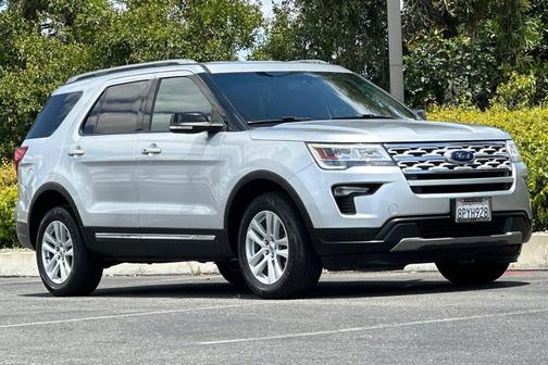 Ingot Silver Metallic 2018 Ford Explorer XLT
