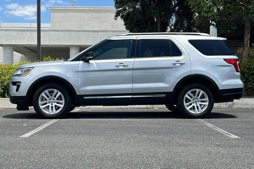 Ingot Silver Metallic 2018 Ford Explorer XLT