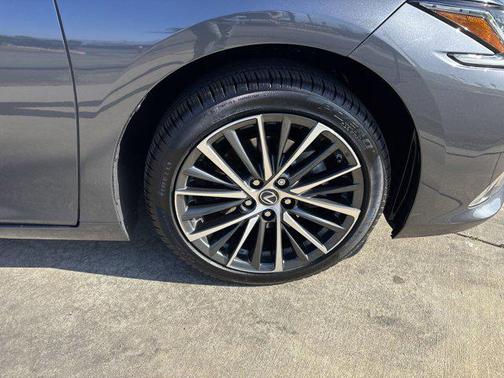 2022 Lexus ES 300h Base