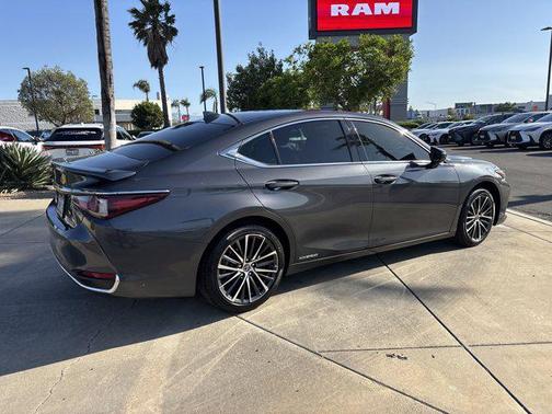 2022 Lexus ES 300h Base
