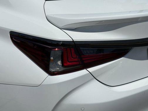 2025 Lexus ES 300h F SPORT Design