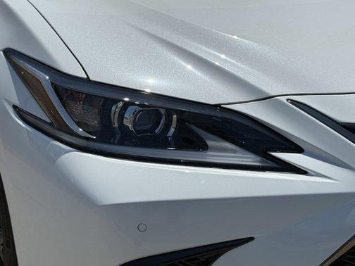 2025 Lexus ES 300h F SPORT Design