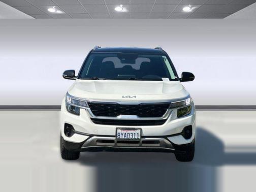 Clear White/Black Roof 2022 Kia Seltos S