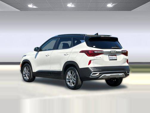 Clear White/Black Roof 2022 Kia Seltos S