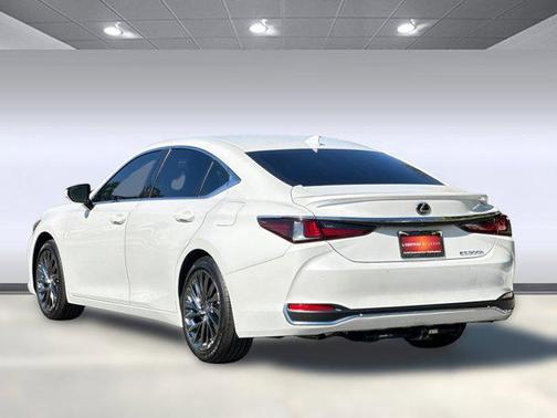 2025 Lexus ES 300h Luxury